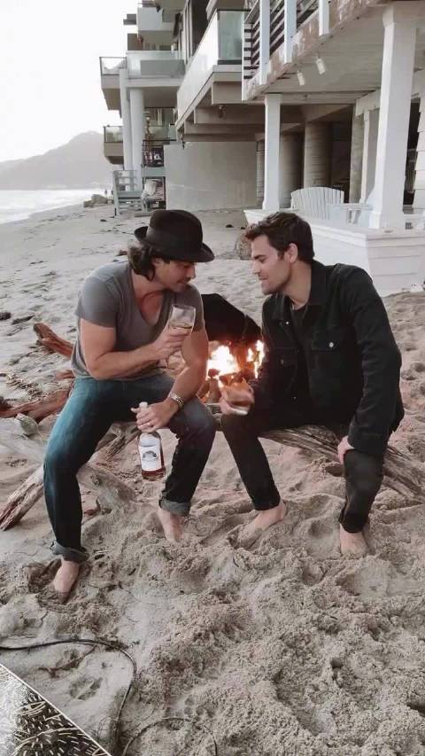 吸血鬼日记男主Paul Wesley与Ian Somerhalder共度海滩夕阳假期