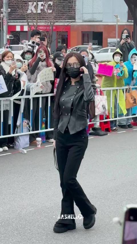 虞书欣《云初令》上班进妆路透 墨镜皮衣牛仔Ae Black女王一路饭撒 节日快乐