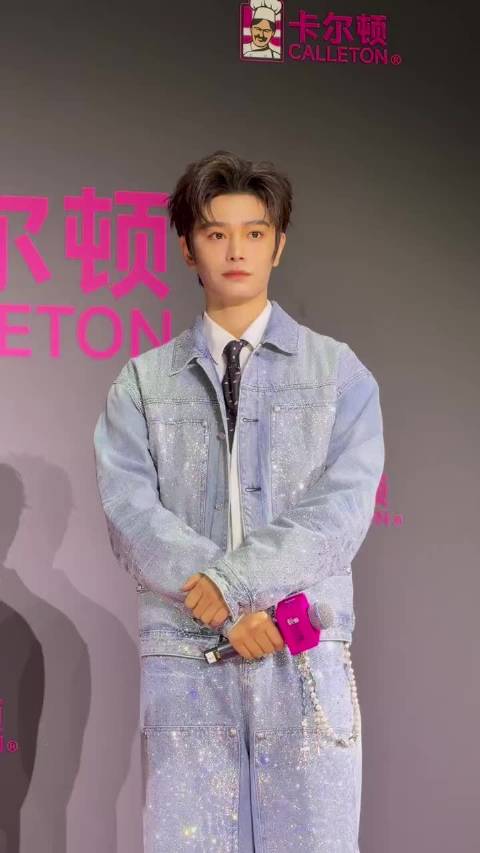 丁禹兮闪钻牛仔套装，不错