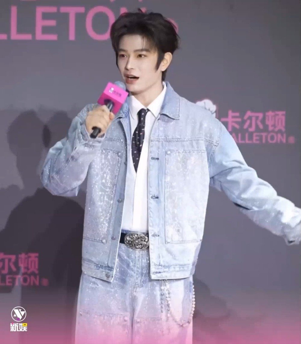 丁禹兮杭州卡尔顿活动人气爆棚，亮片牛仔造型引尖叫