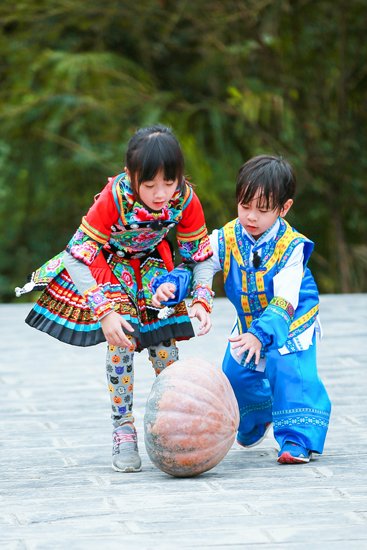 《爸爸5》嘉宾换装“民族风” 萌娃萌炸妈妈美哭_综艺要闻_娱乐频道