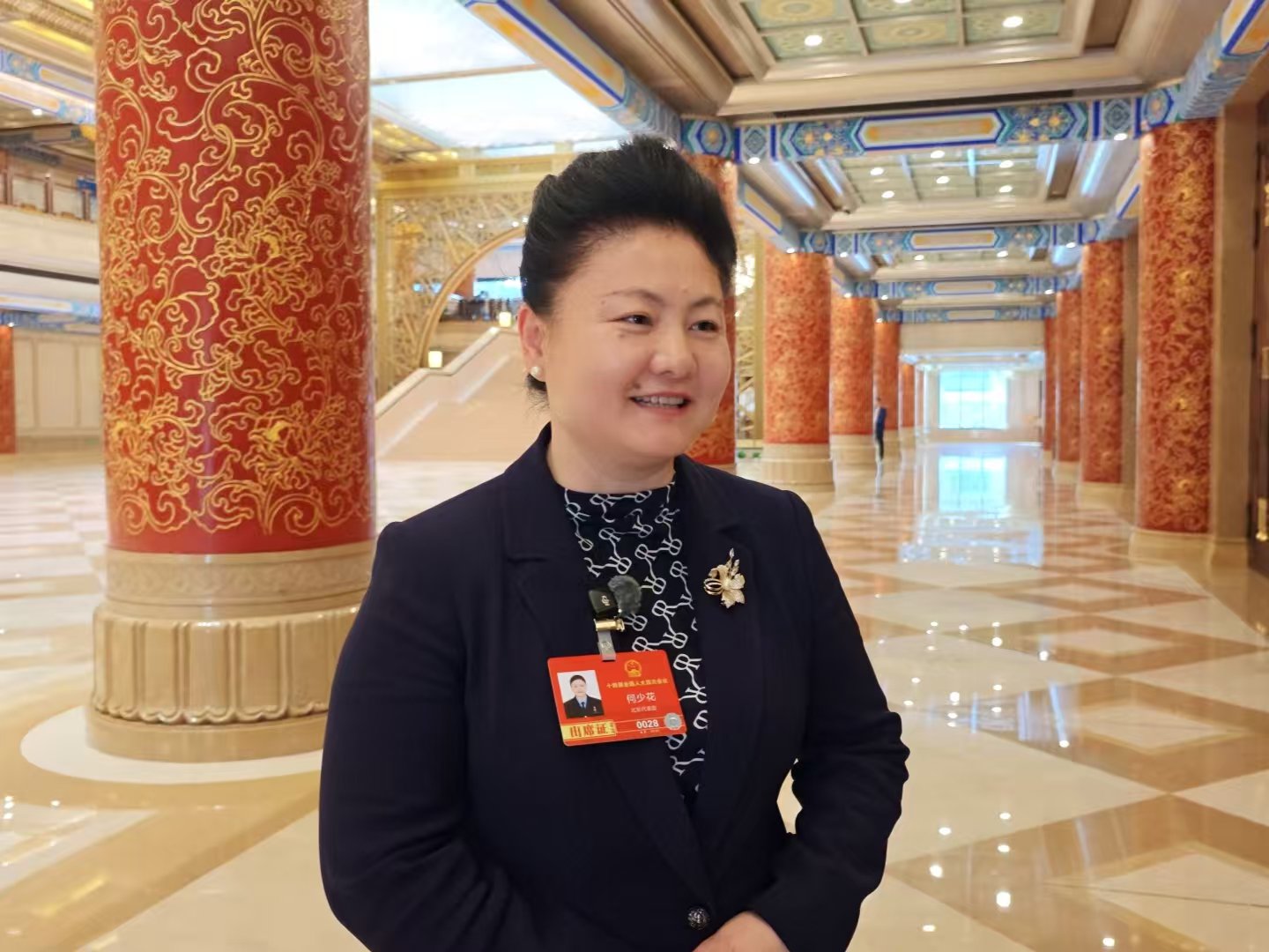 何少花在全國兩會會場上。新京報記者 王巍 攝