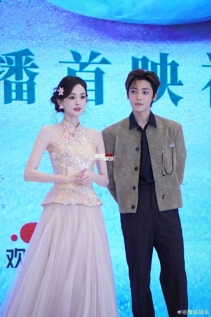 原创 娜扎侯明昊CP感爆棚！《你好星期六》整理发丝细节甜翻全网