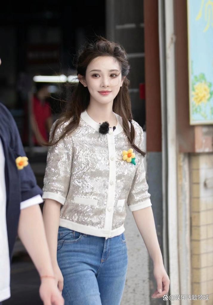 彭小苒长相真美