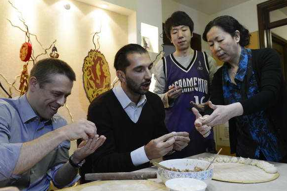 来到中国就要入乡随俗,库里吃火锅 奥尼尔打麻将 韦德蹬三轮