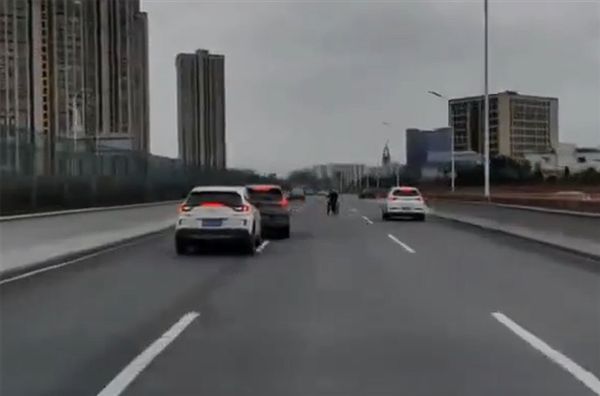 大爷骑自行车高架上逆行：致多车连环追尾