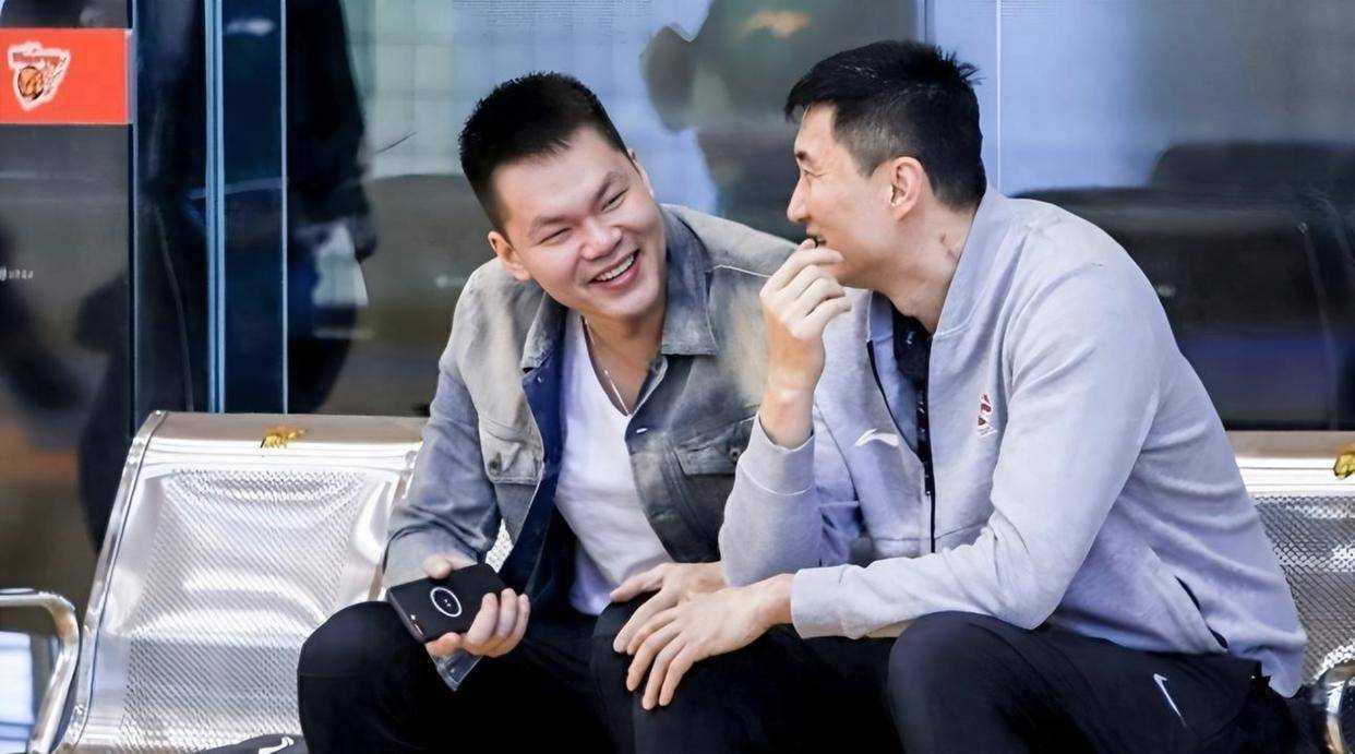 广东宏远再放神秘信号，朱芳雨暗示大外援在路上，杜锋却强调信任萨林杰表现未稳引争议