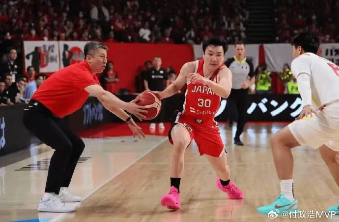 媒体人：FIBA裁判可能会针对性加强对郭士强边线站位的审视