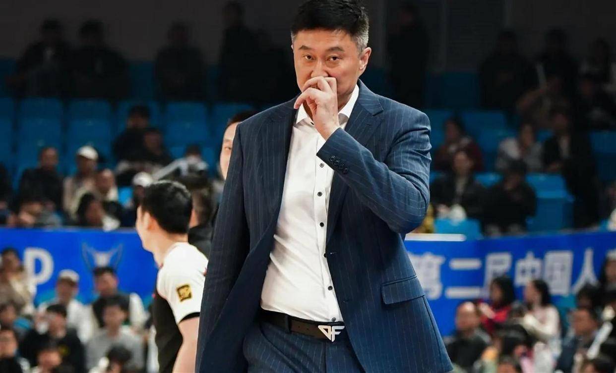 杜锋最新职位敲定!仍兼任广东宏远主帅,朱芳雨续约态度惹热议