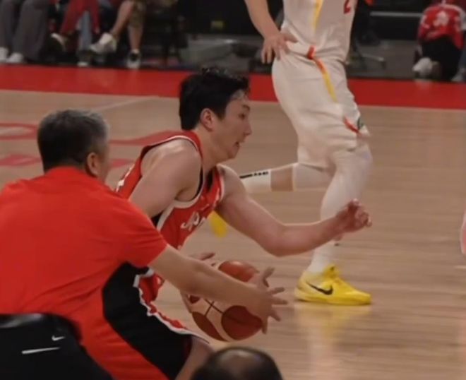 原来不是AI！郭士强场边抢断富永启生视频曝光，球迷都看乐了！