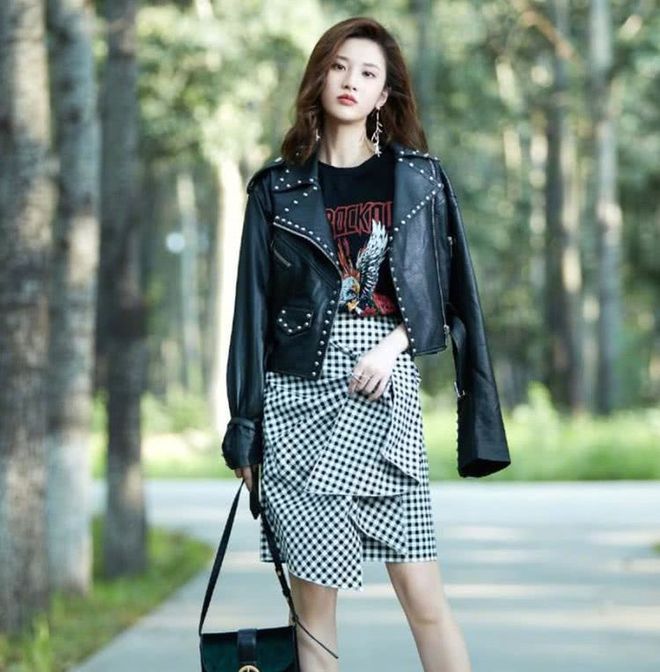 时尚:何炅戏中女主有眼光,春节没到就拎“红包”