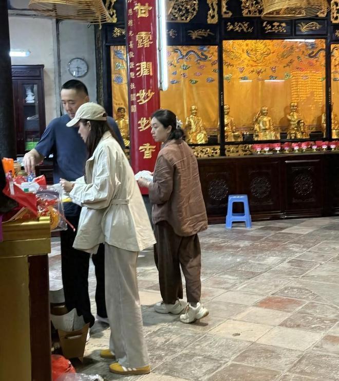 曾黎与男友王子鸣澳门祈福，50岁状态惊艳，相处细节藏不住的恩爱
