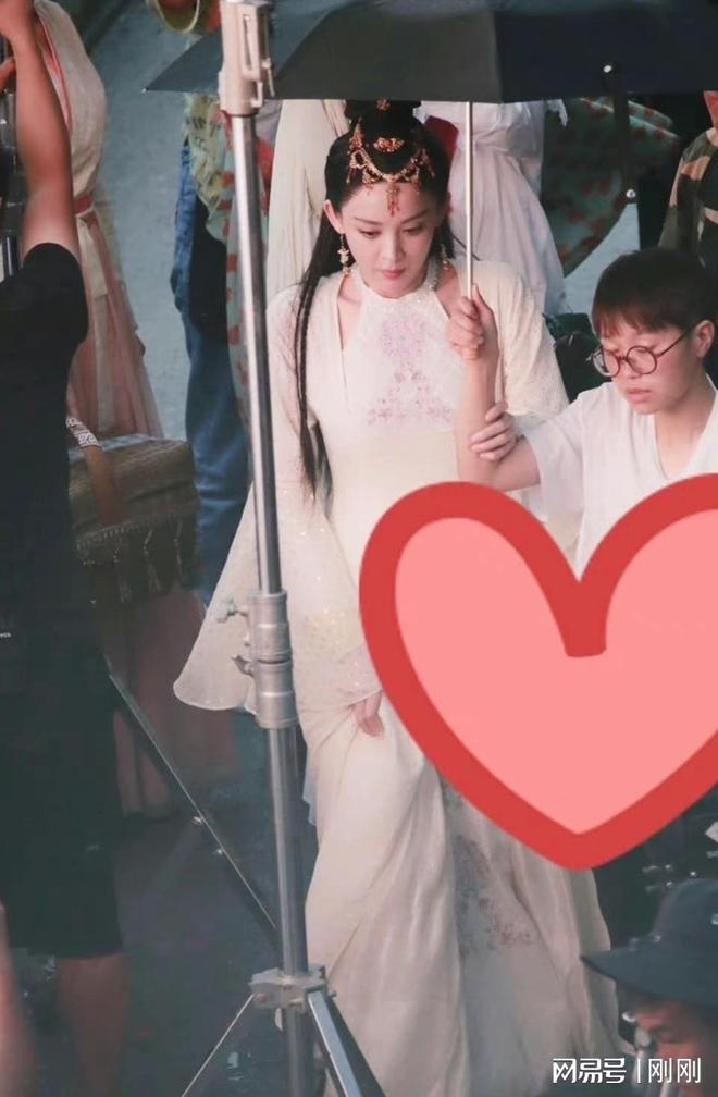 娜扎风起西州异域造型路透，古装造型还得看她