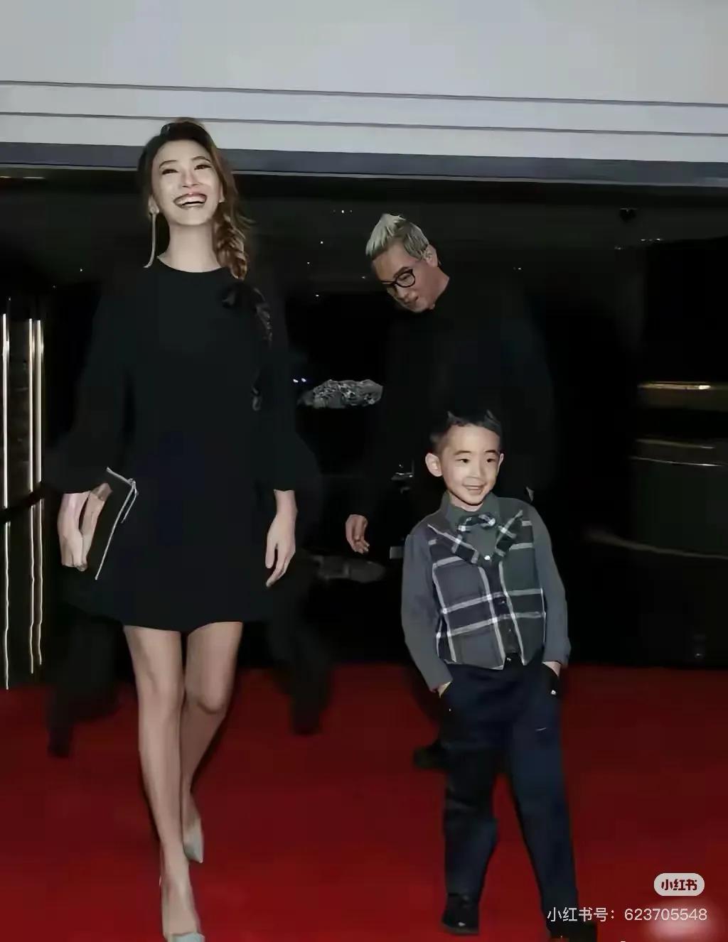 从“山鸡哥”到“宠妻狂魔”,陈小春的温柔只给应采儿