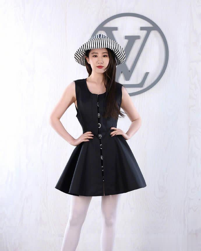 刘亦菲、周冬雨和宋茜用黑白经典色系,展现巴黎时装周魅力