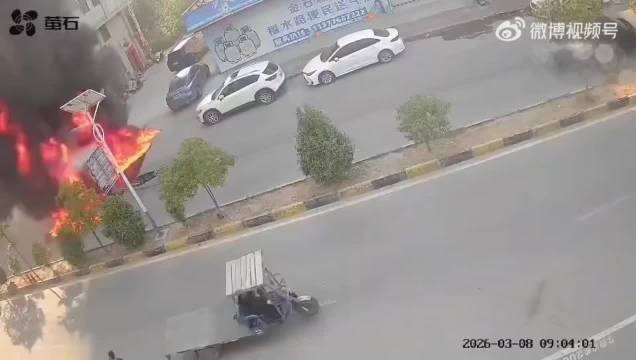 车主倒车操作不当引关注，白色马自达受损情况待评估