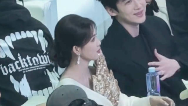 白鹿展示蚌壳，不错不错