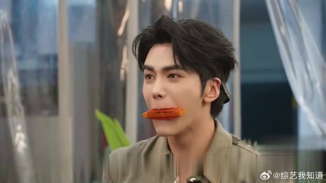 黄子韬自定规则求挨打，摇出双数被王鹤棣扇懵