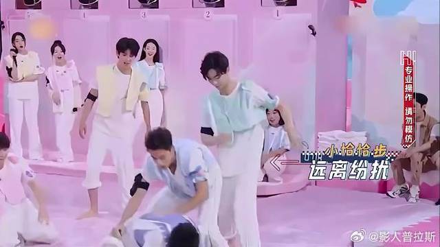 到手的球飞了，陈立农拿球给张艺凡，结果磕到了张艺凡！