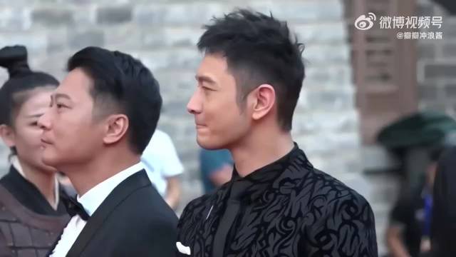 白百何是真漂亮，就连黄晓明都没忍住偷瞄了一眼