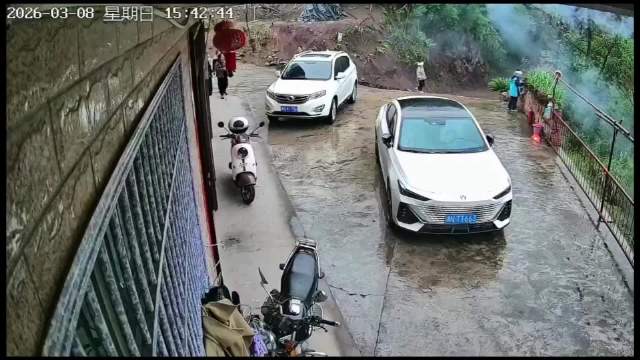 白色SUV村道失控坠河，疑误踩油门当刹车