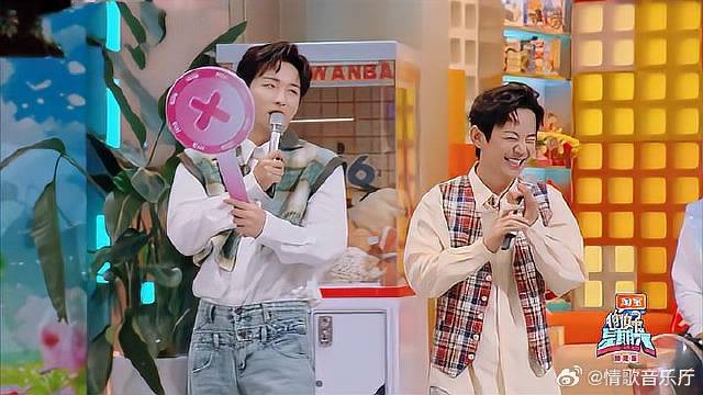 这俩啥情况？胡先煦忘镜头表白张子枫？何炅：磕到了！