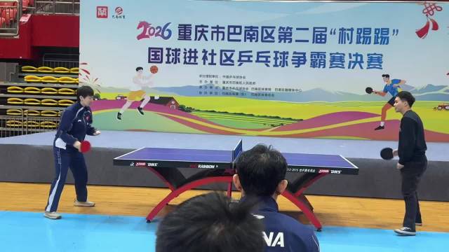 王曼昱社区切磋球技，失误后幽默自嘲