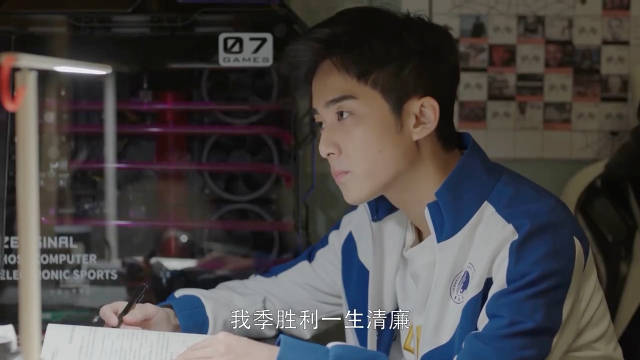 区长儿子开法拉利上学引争议，父亲震怒要求学校回应