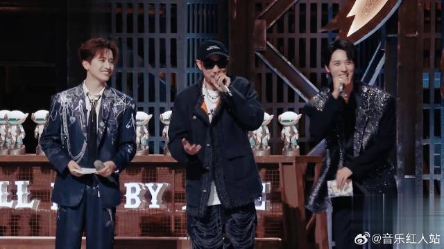 后台硬还是实力强？陈小春获奖自称全靠幸运