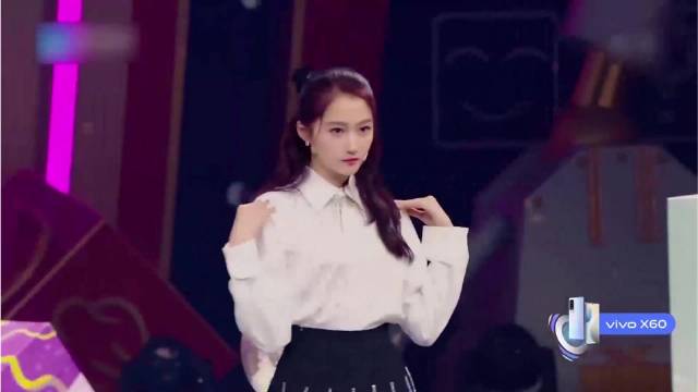 关晓彤真的爽到了，跟时代少年团全员同台唱跳，甜度直接拉满