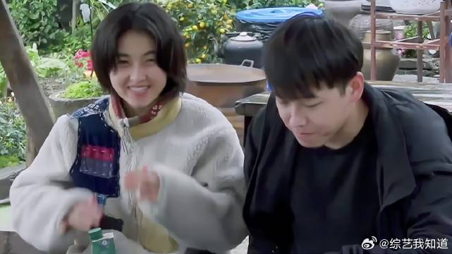 团宠妹妹！妹妹没吃饱，彭彭到仓库给妹妹拿烤肠吃