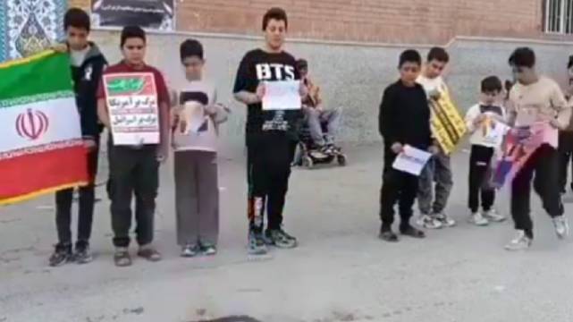 特朗普接见梅西及迈阿密国际队庆夺冠，伊朗民众焚烧球衣抗议