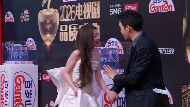 张彬彬这个手势是拒绝再给毛晓彤提裙子吗？