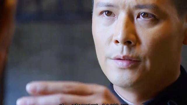 男子借送行藏刀片于酒杯