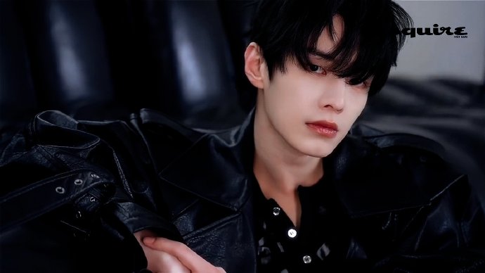 除了巴黎活动，何与近期还有哪些时尚造型受到好评？