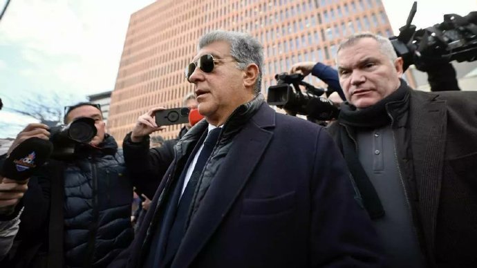 巴萨现任主席拉波尔塔面临哪些具体的财务和权力指控？