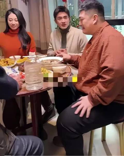 本山儿子牛牛与林更新聚餐喝散装白酒吃凉拌西红柿