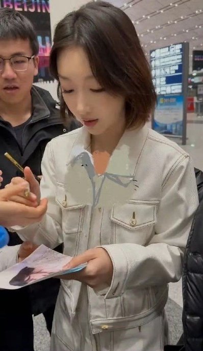 周冬雨的‘句句回应’行为，为何会被网友称为‘内娱互动新标杆’？