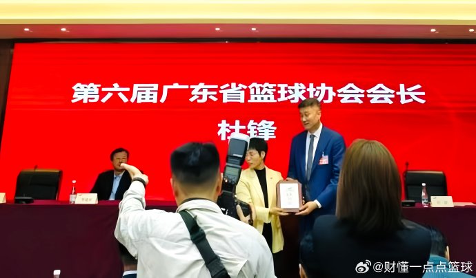 主教练杜锋在徐杰的职业生涯中给予了哪些关键支持？