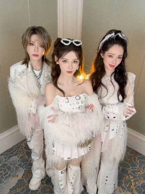 周一悄悄抖落一个cha 祝大家都能带着好心情开启美好的一周 @刘忻 @张予曦