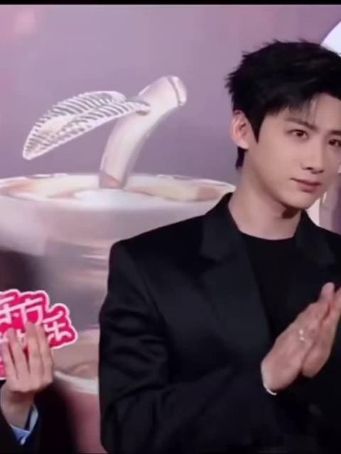 笑死我了让白敬亭脸颊比心，白敬亭：这我小时候的了 老公萌时候如何呢！