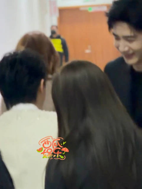 周深后台偶遇小白，深深：“白老师好！”两人还握手了电视剧品质盛典