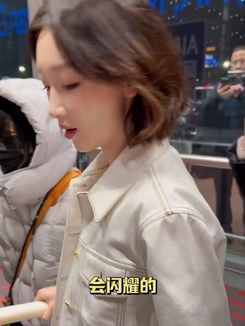 周冬雨时装周暖心回应粉丝祝福