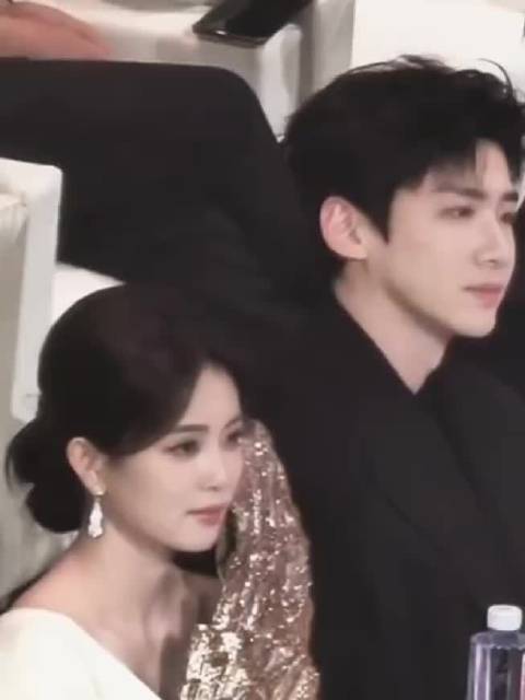 白鹿白敬亭坐一起也太好嗑了！高颜值同框，别的我不管，养眼就完事！