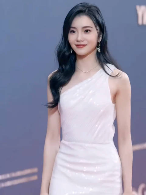 刘浩存称不要踩我的衣服，张艺谋曾从3000人中选中她