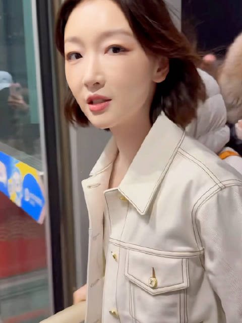 周冬雨启程巴黎时装周，优雅造型获赞