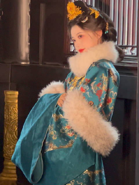 请原声欣赏马老师的表演 我怀疑她是摄影师雇的托 目前没有掌握充分证据