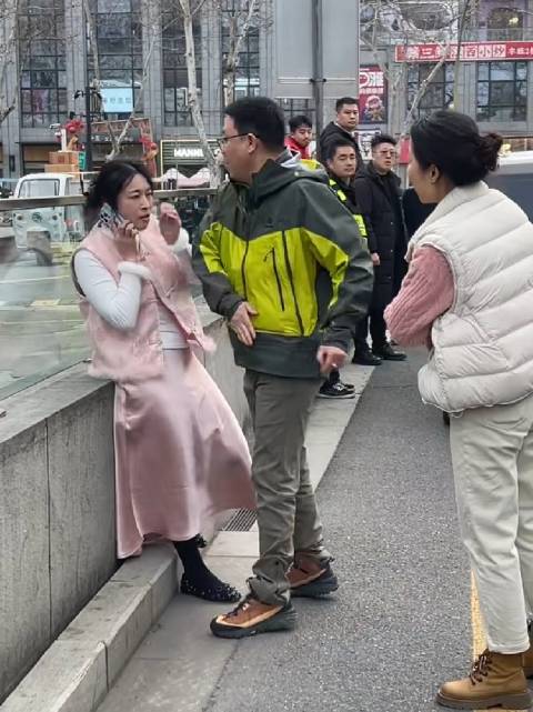 五菱极氪车主刮擦后男子掌掴女子，现场有人叫好