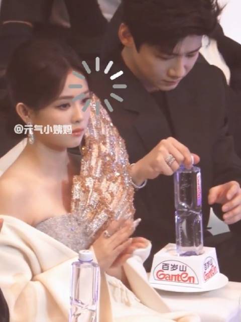 品质盛典后台直播用假水模型引热议，百岁山巧妙回应