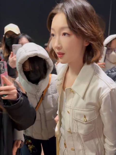 周冬雨出发巴黎终于穿对了